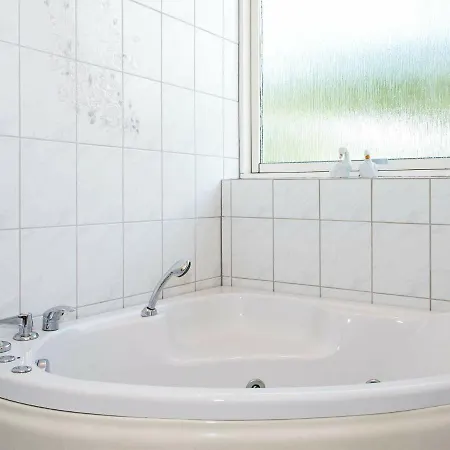 بيت للعطل Spacious Holiday In Orsted Jutland With Pool Hevring
